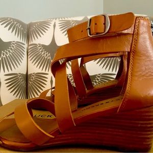 Lucky Brand Caramel Leather strapped wedge sandals w/ back zippers (Helena) 8.5